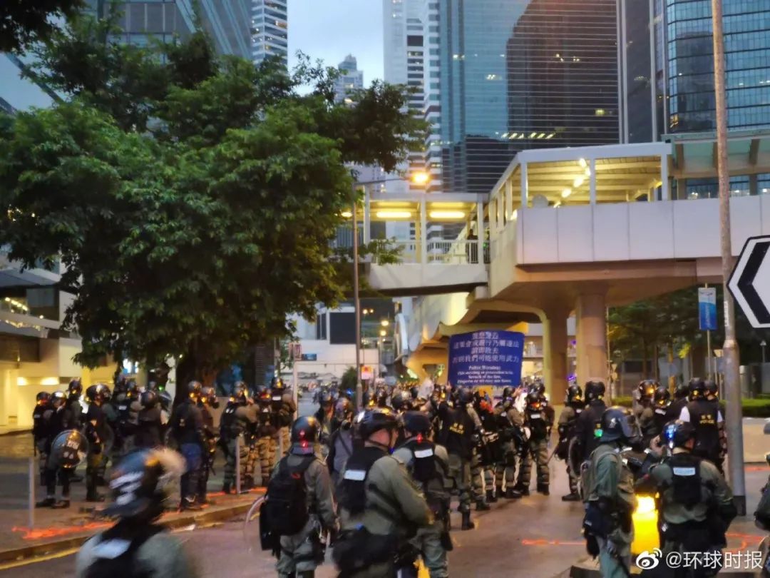 据香港警方通报,激进暴力示威者占据金钟夏愨道,破坏立法会大楼,多次