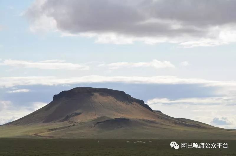 圣山之夏(摄影:李凌)成吉思宝格达山位于阿巴嘎旗所在地别力古台镇