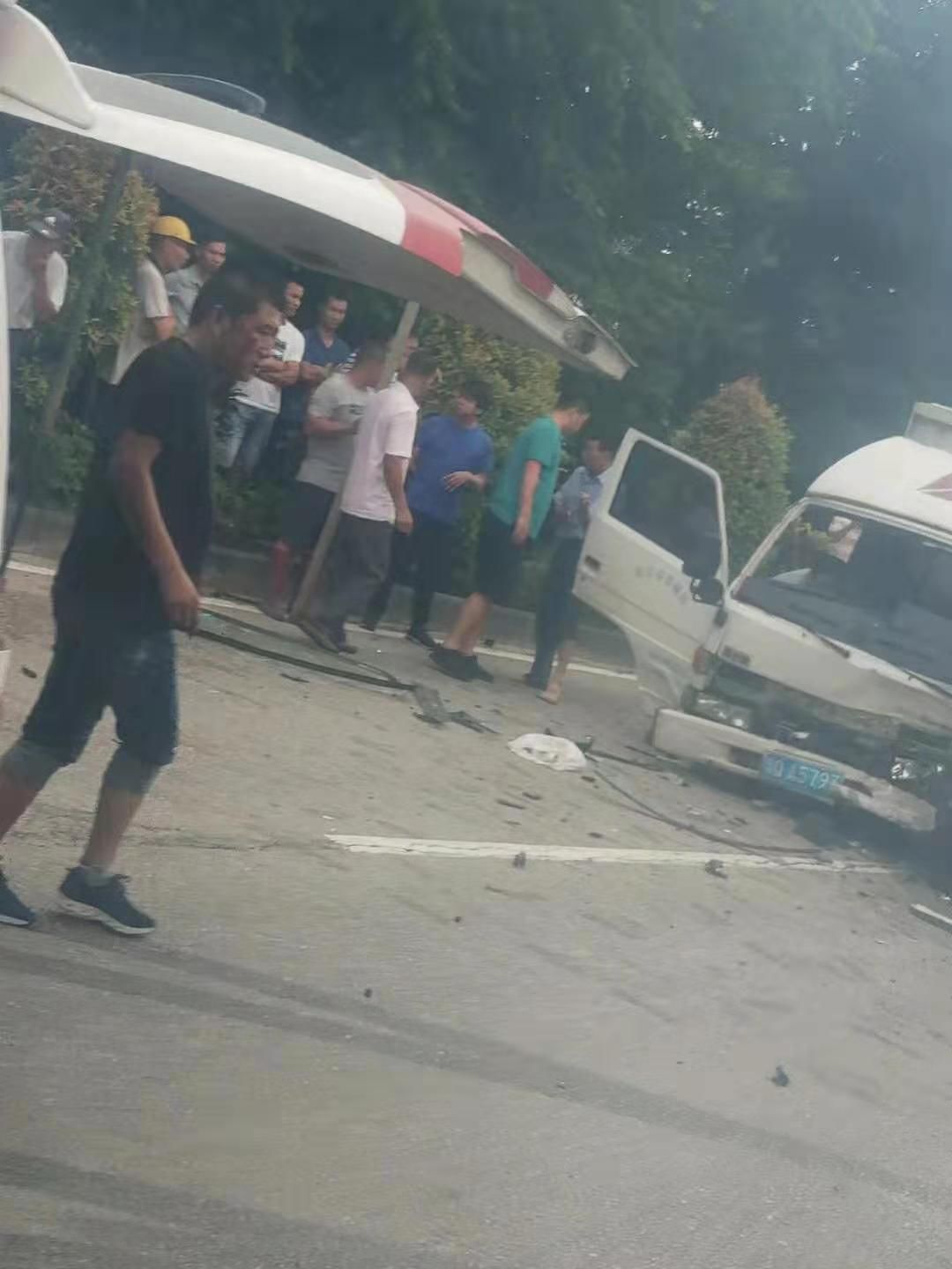 阳江发生一起大车祸!现场好夸张.