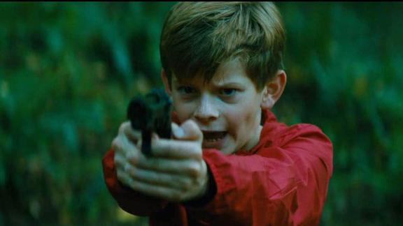 4分钟看完绑架者与被绑架小孩成为好友的高评电影firstkill