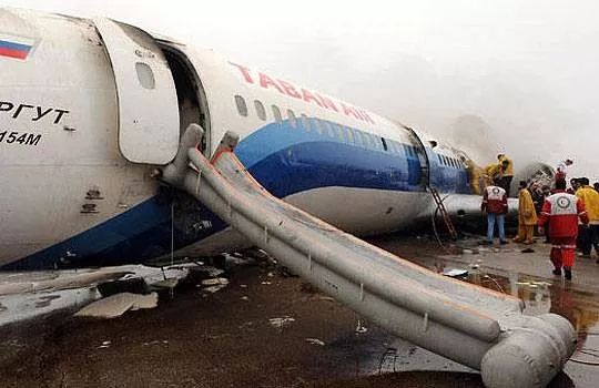 国航一客机在旅客登机过程中冒烟!