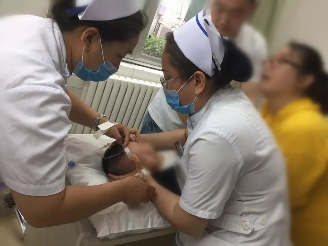 3岁以上患儿头皮皮下脂肪增厚,血管不清晰,可采用四肢静脉进行穿刺,宜