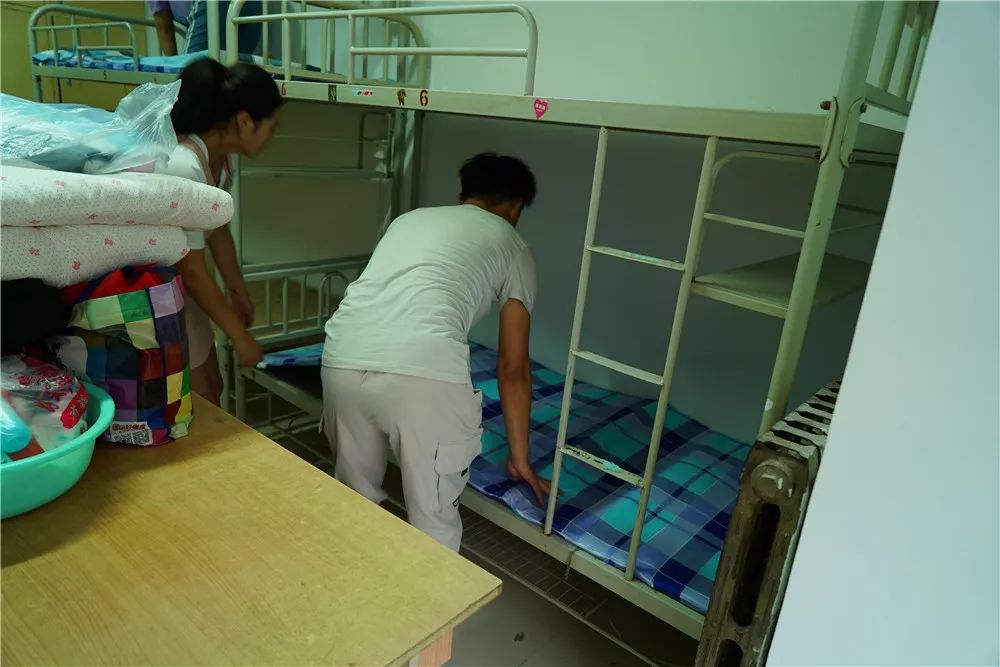 主任张林,19级辅导员和19级各班班主任,班主任助理去宿舍看望19级新生