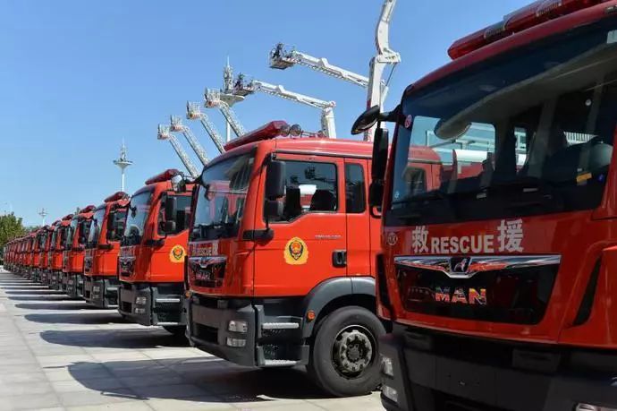 天津市消防救援总队举行消防车辆配发仪式