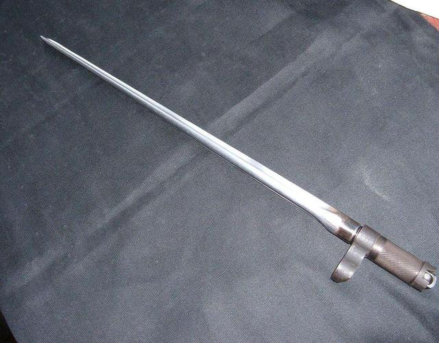 世界军刀哪家强第一名肯定是中国制造的被它刺中伤口不能愈合