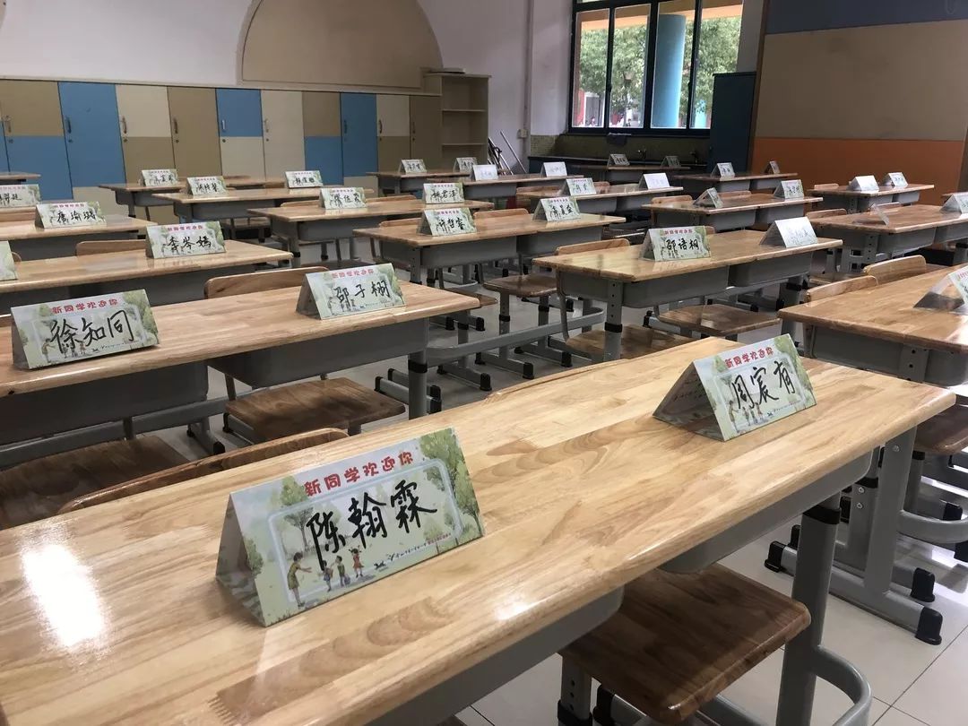 们你迎欢二验实"小手拉小小手" 五年级学生志愿者拉起了小萌娃的手一