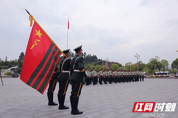 武警部队旗飘扬图片图片