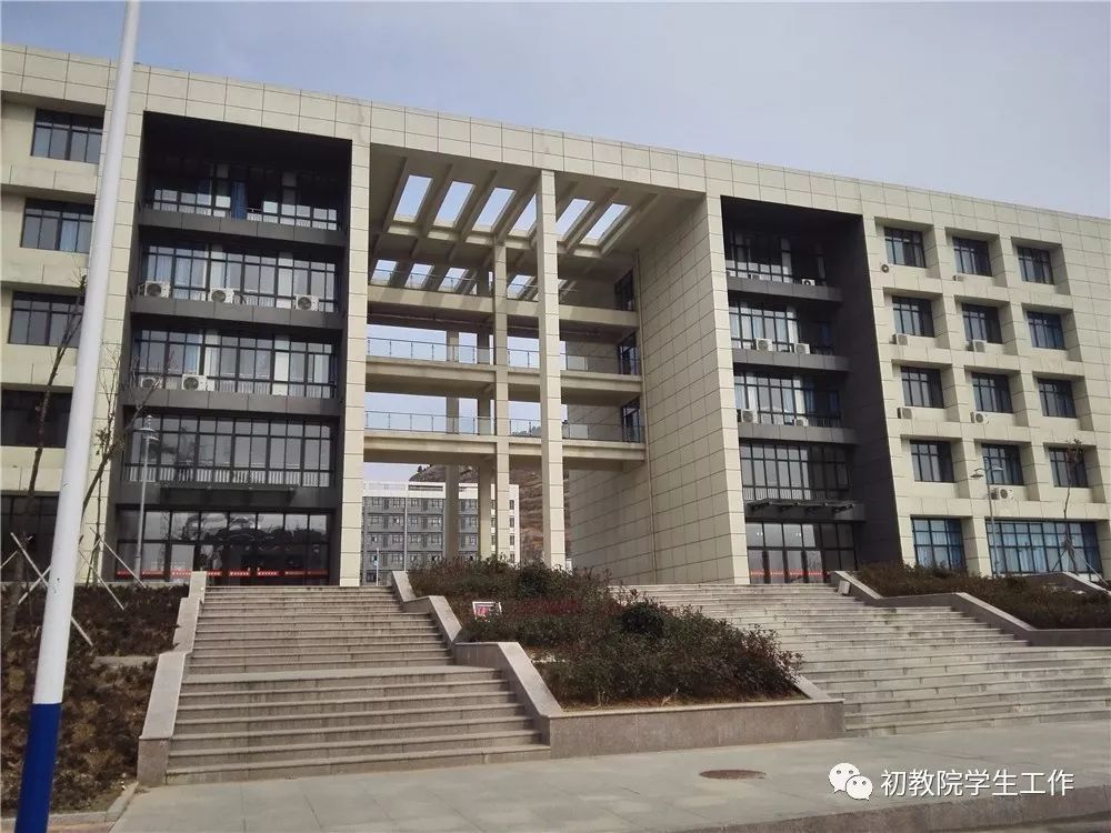 具有深厚历史文化内涵和现代办学理念的二级学院,前身为枣庄师范学校