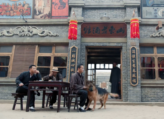 老酒馆:一杯酒里能品出人生百态?你别说,老二两还真把我看哭了