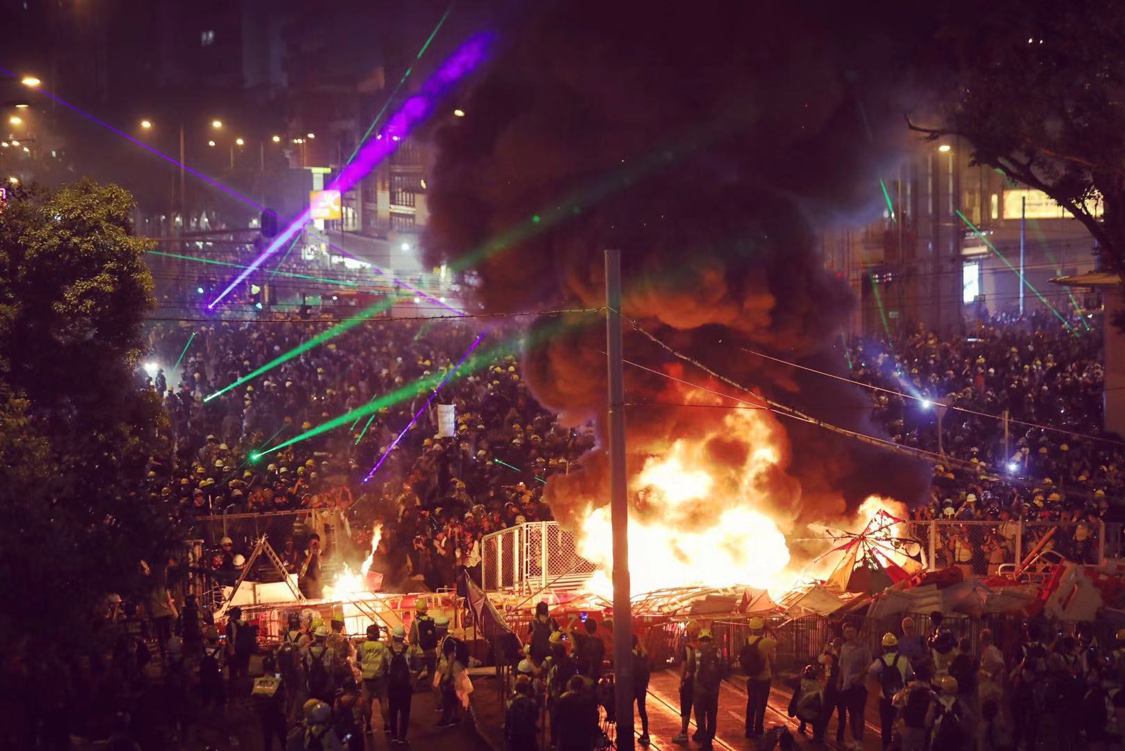 暴力事件严重影响香港民生店员守着冷清的店面深感无奈