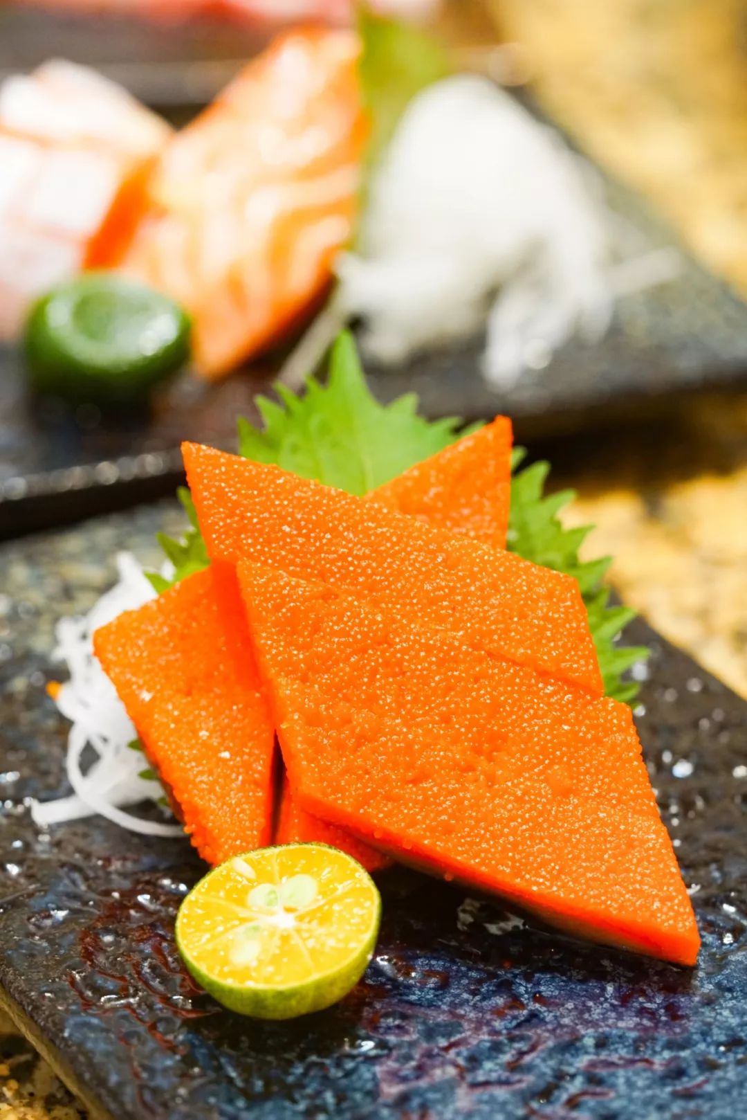 希鲮鱼籽刺身外形呈菱形,红的艳丽夺目,喜欢酸爽口感可以挤上点青柠