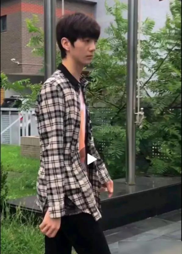 洪欣儿子现身上戏报道,身高187鹤立鸡群,生图和自拍差距大_张镐濂
