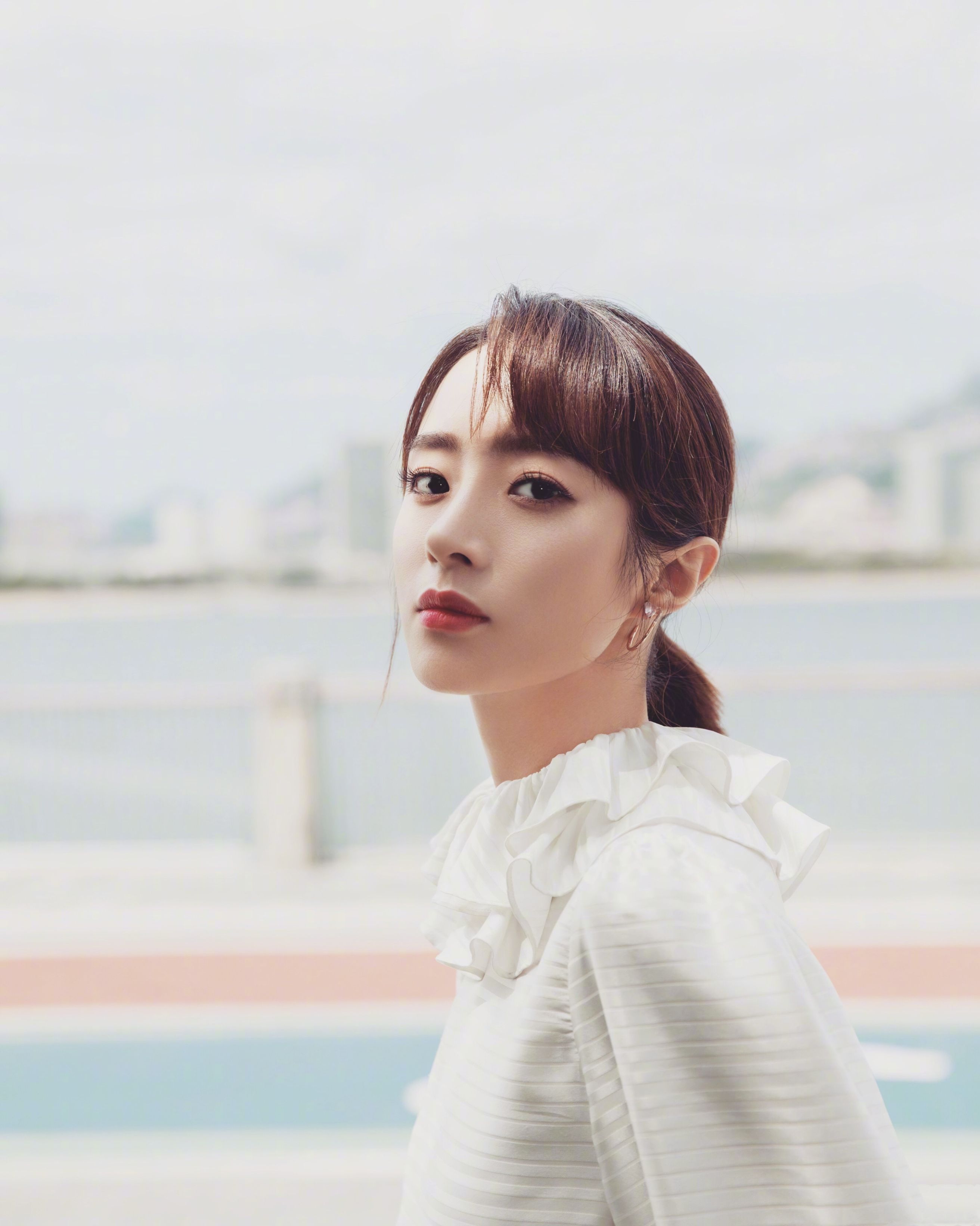 疑似胡冰卿恋情曝光,两人十指紧扣,网友合力将"男友"扒出