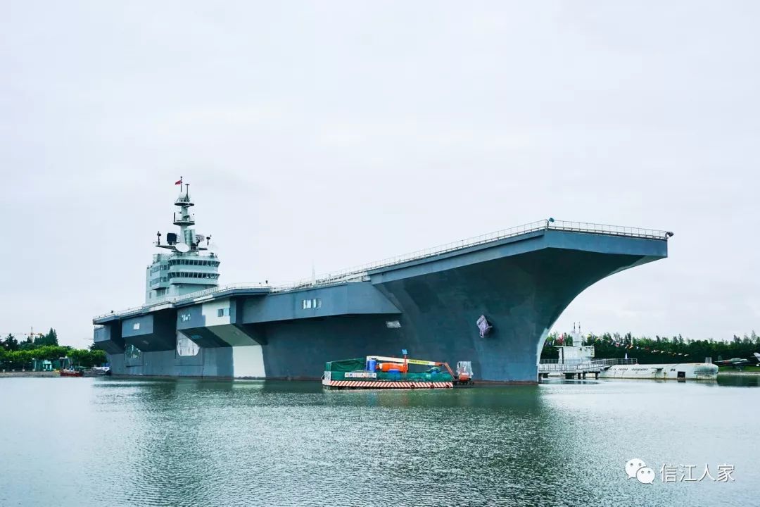 按美国97000吨核动力航空母舰"尼米兹"号的原型建造了一艘仿真航母