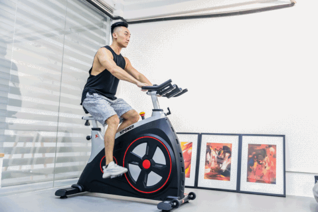 还有动感单车,跟随音乐一起燥起来,越踩越上头!