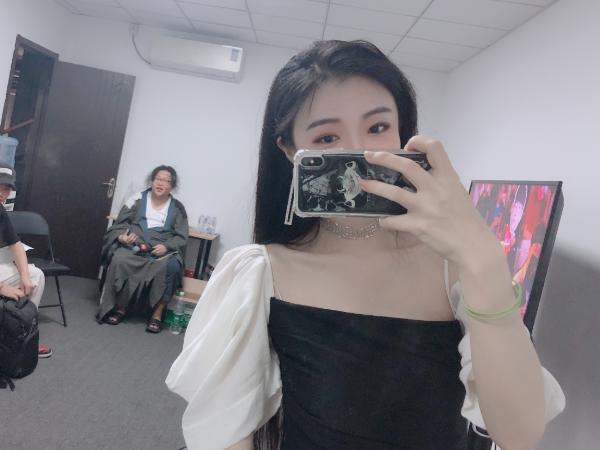 原创jdg主持人玩梗雨薇却晒出端庄美照与dx老师形成强烈反差