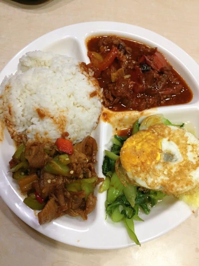 很多网友表示,看到了清华大学的食堂,自己都流下了不学无术的眼泪.