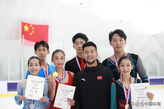 青年组双人滑前三与教练张天赐中国体育讯 记者从中国花样滑冰协会