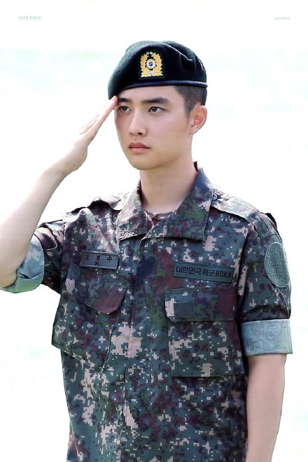 金珉锡士兵和都暻秀士兵顺利晋升为一等兵