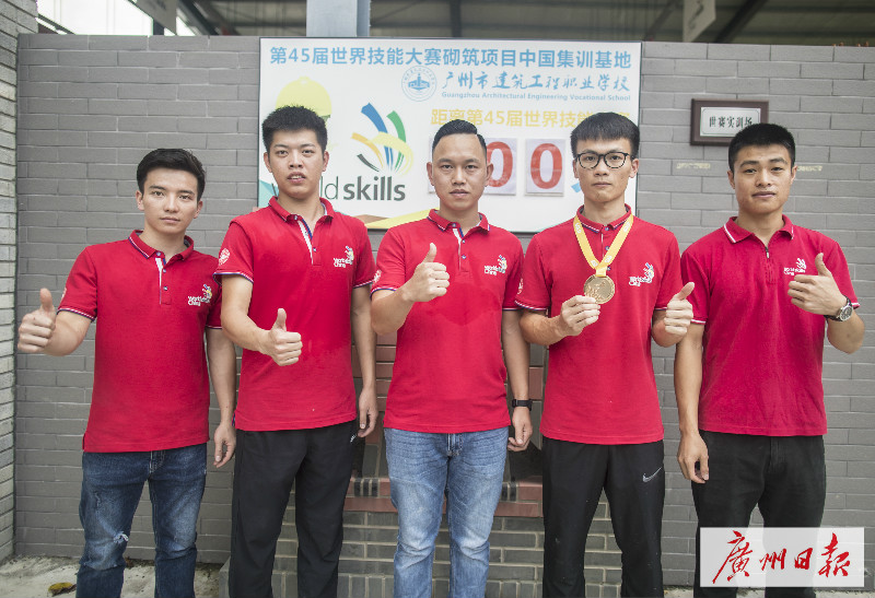 林晓滨(左三),第44届世界技能大赛金牌得主梁智滨(左二)及团队成员