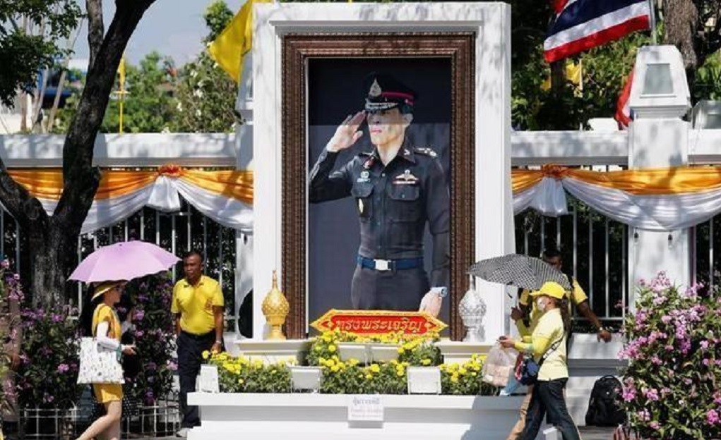 67岁泰国国王的双面一面是硬血男儿另一面却风流多妻