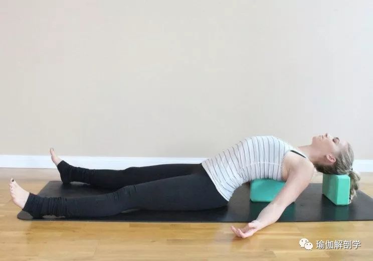 10,仰卧打开胸腔保持5-8个呼吸,换另一侧将左手放在右大腿上,头转向右