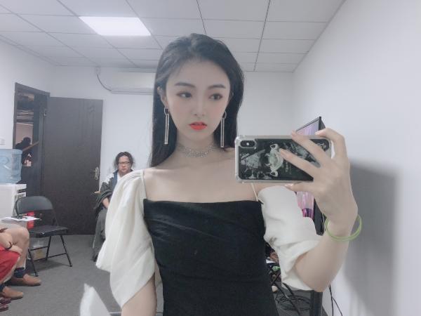 原创jdg主持人玩梗雨薇却晒出端庄美照与dx老师形成强烈反差