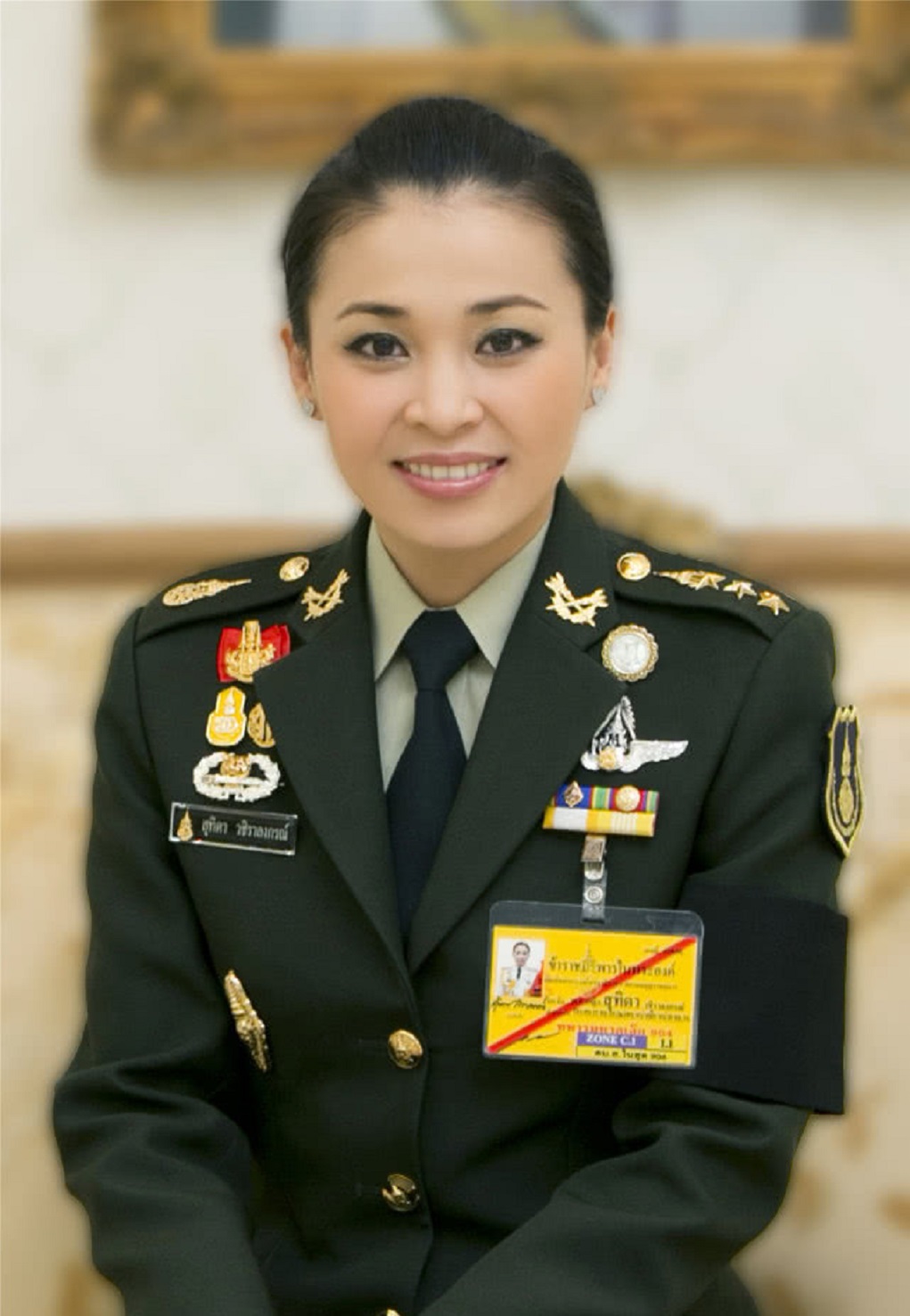 67岁泰王的3任娇妻裙装换成军装谁更具有风范你们说了算