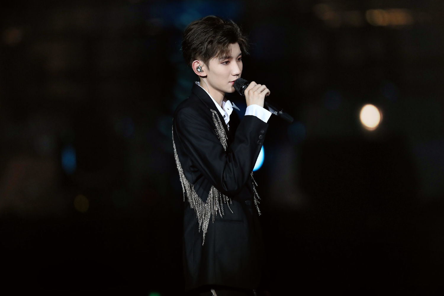 王源工作室演唱会返图  满天的色彩都是王源