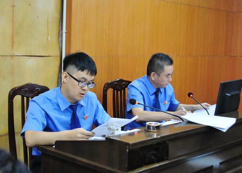 颍上村霸祖孙三代6人同台受审