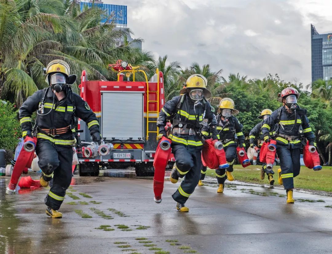 "5公斤的战斗服,10公斤的空气呼吸器,5公斤的水带,是消防员在训练场和