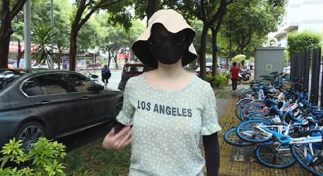 隆胸手术后出现一大一小一高一低医院回应手术没失败