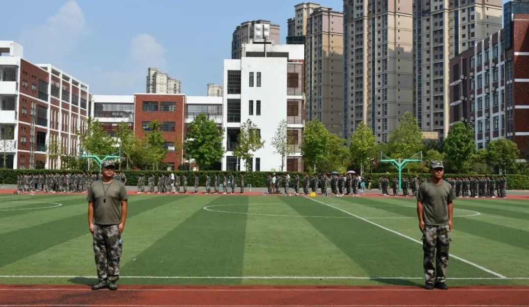 每一滴汗水是走向成功的见证奋飞学校七年级新生爱国主义教育圆满成功