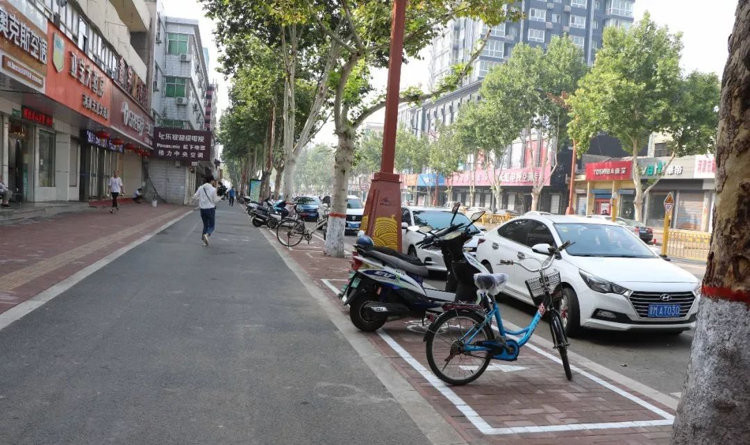 【規範停放】城管辦劃好摩托,自行車停車位_非機動車