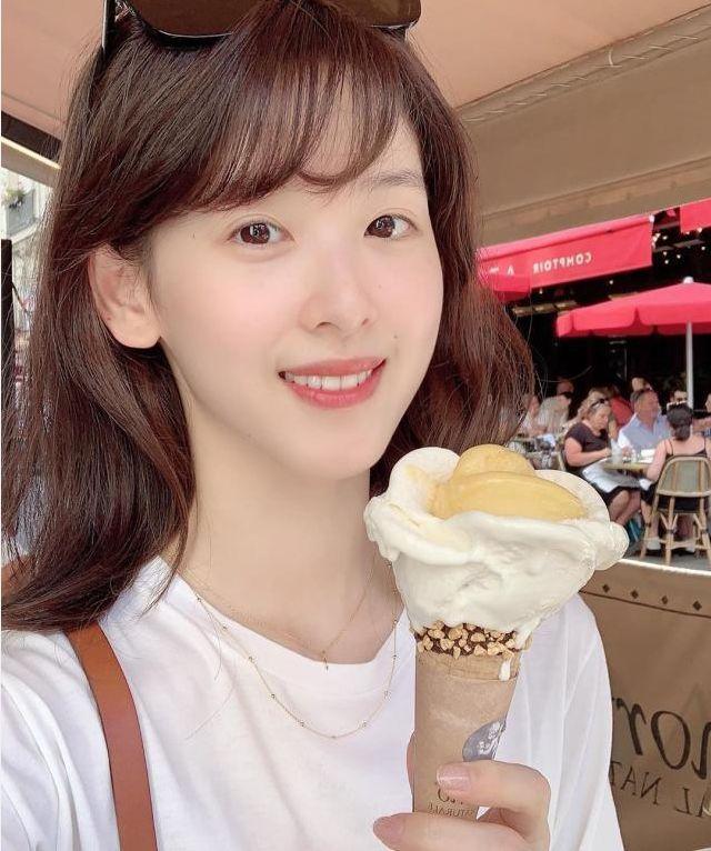 原创章泽天再现经典造型手拿冰激凌甜美自拍没有以前那种灵气了