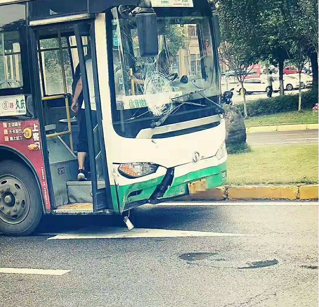 悲剧新二中门口公交车与摩托车相撞摩托车司机当场死亡
