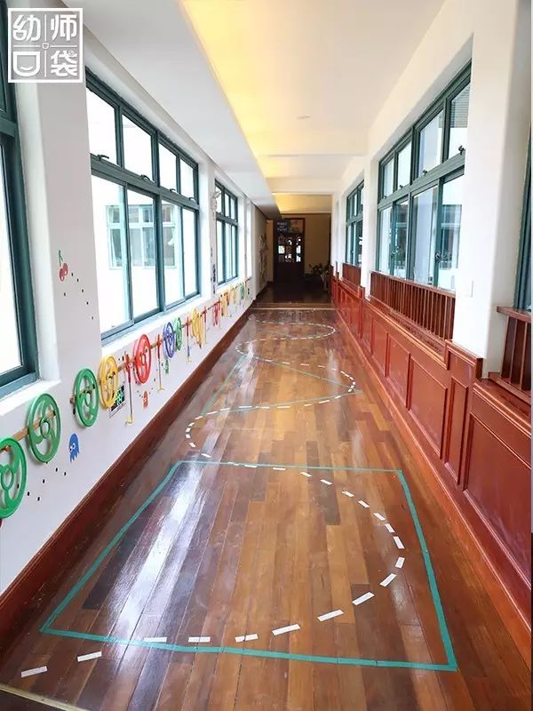 冰厂田幼儿园16种室内运动教玩具让走廊变身游乐场
