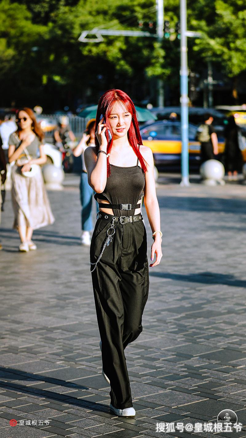 原创走在潮流时尚第一线的美女她们对时尚的敏锐嗅觉仿佛与生俱来