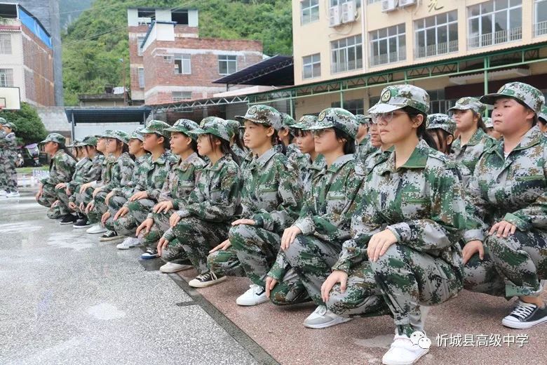 认真负责地完成军训任务,为高中生活做好铺垫,8月25日上午,忻城县高级