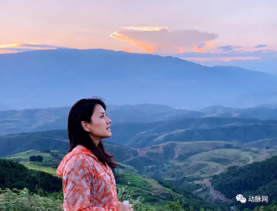 中她爬山涉水如履平地金鸽,看图片是大美女,现实中也是,仁东医学的ceo