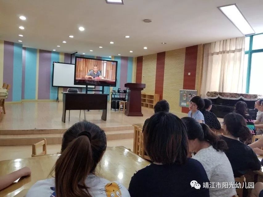 本次专题讲座由靖江市委教育工委书记,教育局局长夏灵峰主持,市纪委副
