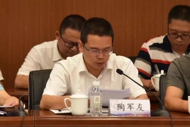 县委常委,常务副县长,食安委主任陶军友汇报发言会上,县委常委,常务副