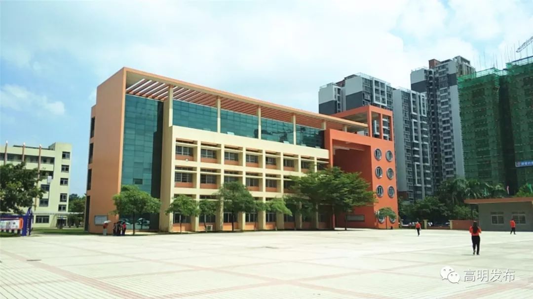 高明区副区长孙先莉:今天,我们将原富湾中学,富湾小学,区少年儿童业余