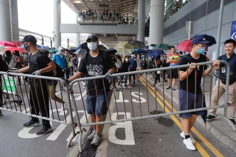 昨日火烧香港,今日冲击机场,暴徒想革自己的命?