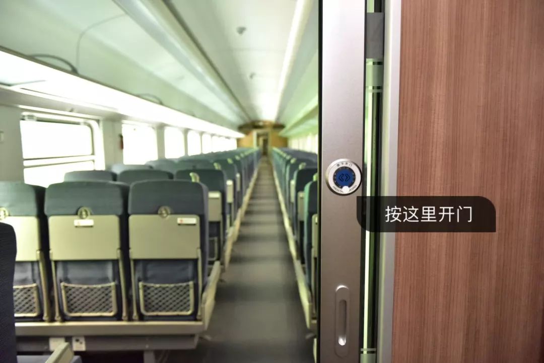 高颜值再吸一波粉儿~"绿巨人"不仅座椅椅背可以调节还在每一个座位