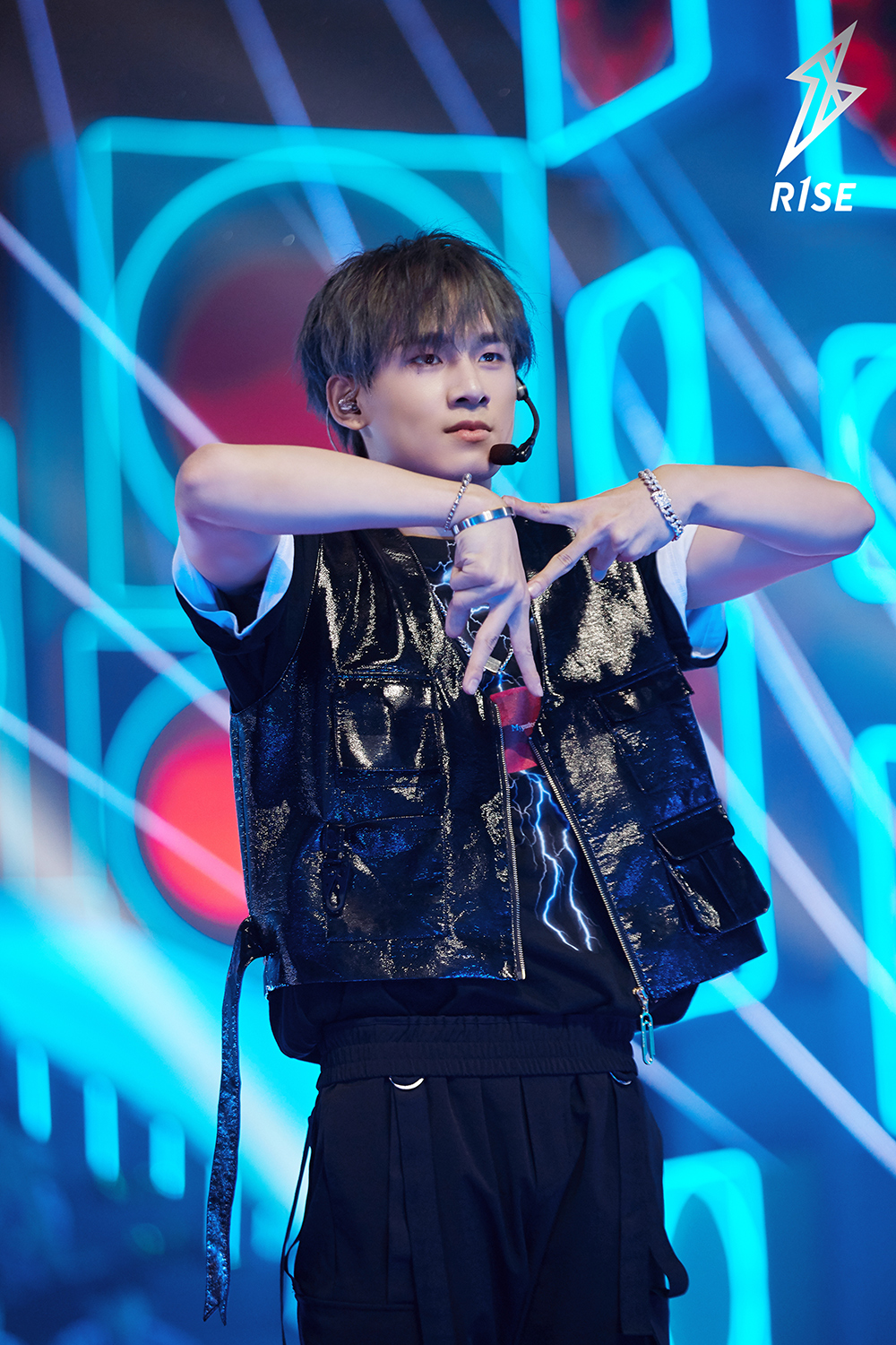 r1se再现经典成团曲《r.1.s.e》 热血集结炸裂舞台_姚琛