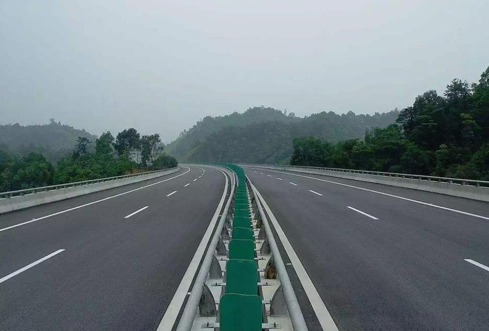 合凤高速公路正线长335公里,设计速度目标值80-100km/h,陕晋界至同