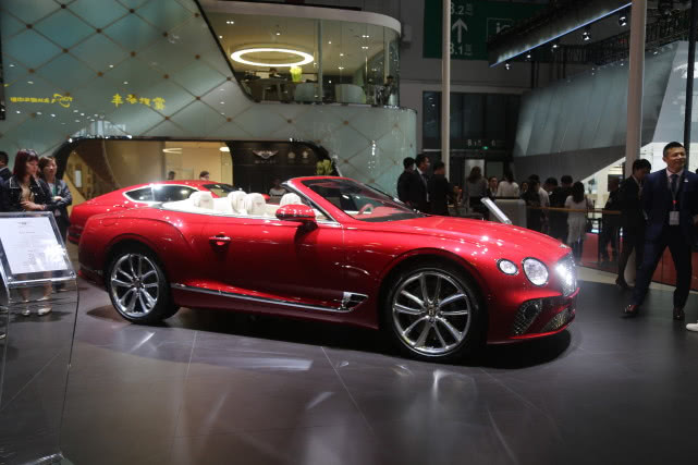 红色宾利欧陆gt敞篷版上海实拍或将亮相深圳十一车展