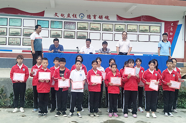 晴隆县学官民族中学举行秋季学期开学典礼(图/文)