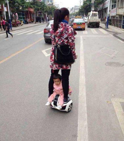 开心搞笑一刻:大姐,你这是新的遛娃方式啊,厉害了